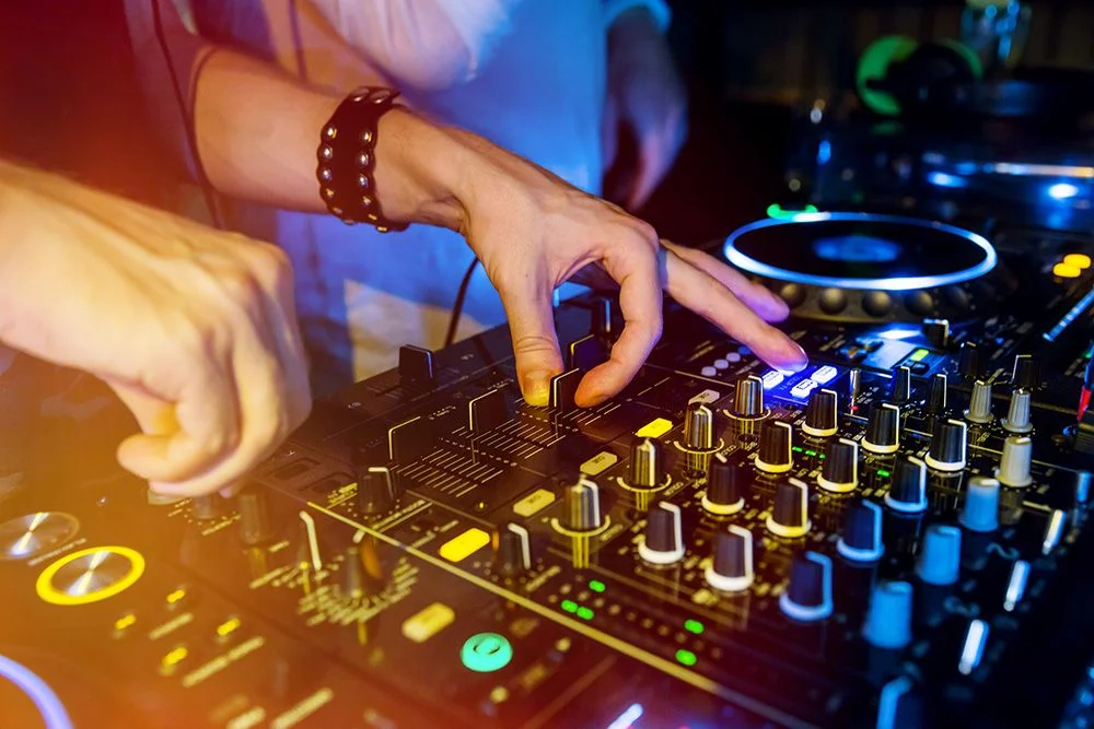 DJ am Mischpult – das Eventmotiv von s’Pub